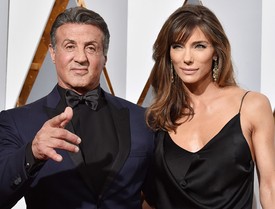 Sylvester Stallone és Jennifer Flavin – 22 évA lány mindössze 19 éves volt, amikor találkozott a 42 éves színésszel. Hatévnyi randizás után egy kis időre különváltak, de végül 1997-ben sor került az esküvőre, és azóta is nagyon boldogok egymással.