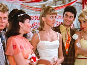 Így néznek most ki a Grease sztárjai, 50 év után álltak össze egy közös fotóra a szereplők