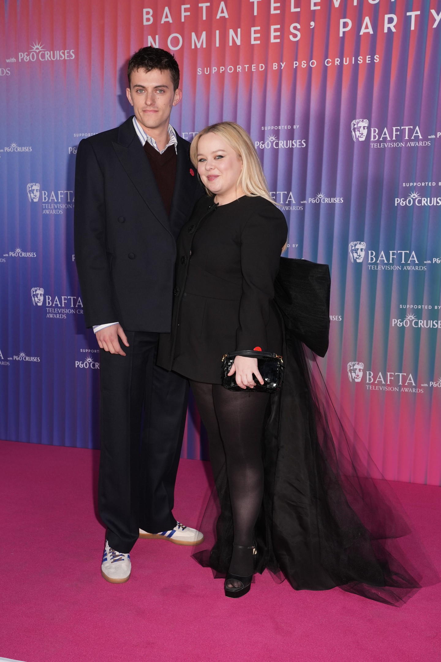 Nicola Coughlan (Penelope Featherington) 2024 óta alkot egy párt a szintén színész Jake Dunnal, akivel 2025-ben a vörös szőnyegen is felvállalták a kapcsolatukat. A 39 éves színésznő és 13 évvel fiatalabb párja a Bafta TV and Craft party-n mutatkoztak először együtt nyilvánosan.  