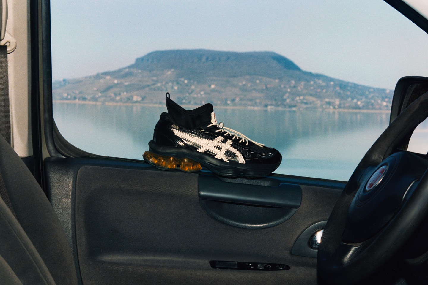 Nanushka X ASICS modell