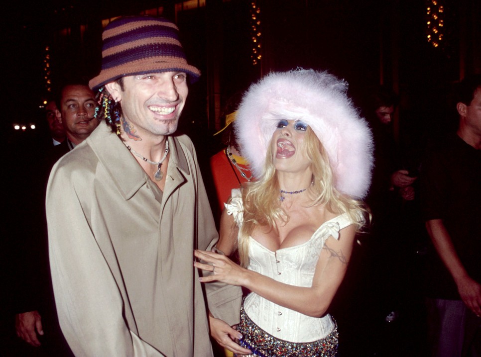 Tarol a Pamela Anderson sorozat: az ikon stílusevolúciójától dobsz egy hátast