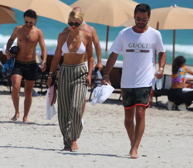 Végre! Elcsattant Scott Disick és Sofia Richie első nyilvános csókja!