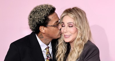 Itt tart most Cher és 40 évvel fiatalabb párja kapcsolata, ő maga vallott róla