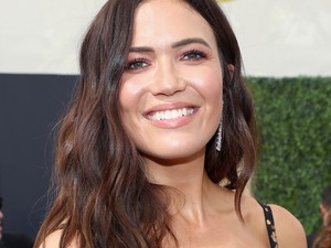 Habár Mandy Moore esküvői ruhája nem fehér, mégis a legtökéletesebb darab