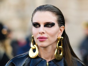 Julia Fox nyakkendőt használt topnak, a végeredmény zseniális