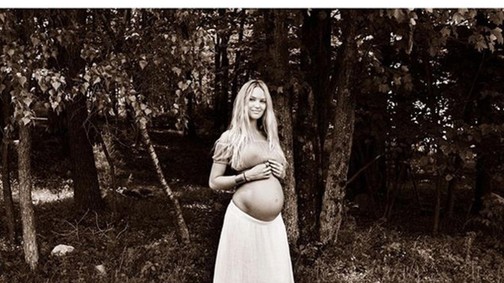 Candice Swanepoel pocakja már óriási!!!