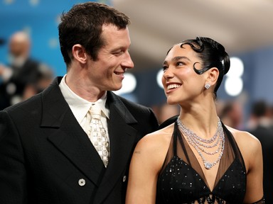 Összeházasodott Dua Lipa és Callum Turner, az énekesnő szettjétől leesett az állunk