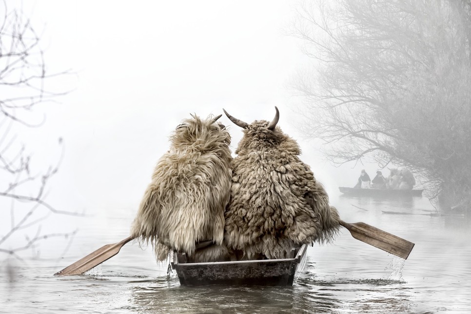 A sokácok ijesztő gúnyákba öltöznek, fából faragott álarcokat viselnek és így próbálják elijeszteni a telet