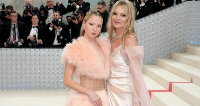 Kate Moss lánya melltartó nélkül jelent meg a Saint Laurent divatbemutatóján: átlátszó felsője semmit nem takart