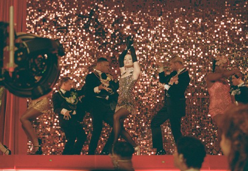 Ariana Grande és a Swarovski csillogással tölti meg a 2024-es ünnepi szezont