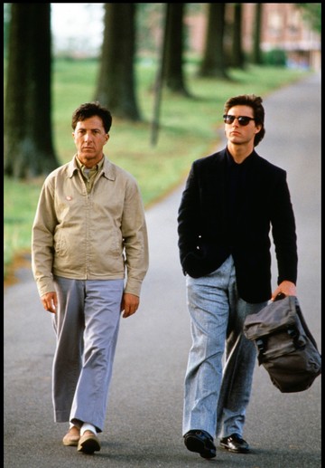 1988: Dustin Hoffman és Tom Cruise főszereplésével készült ez a mesteri produkció, melynek üzenete egészen csontig hatol. A film egy testvérpárról szól: az egyikük gazdag és sikeres, a másikuk autista és egy intézetben él. Az aranyéletet élő fiatalabb testvérnek viszont még több pénzre fáj a foga, ezért mindent megtesz azért, hogy elorozza az örökséget bátyjától. 