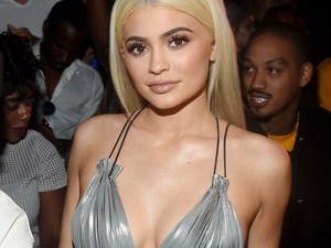 Kylie Jenner rose gold színűre festette a haját