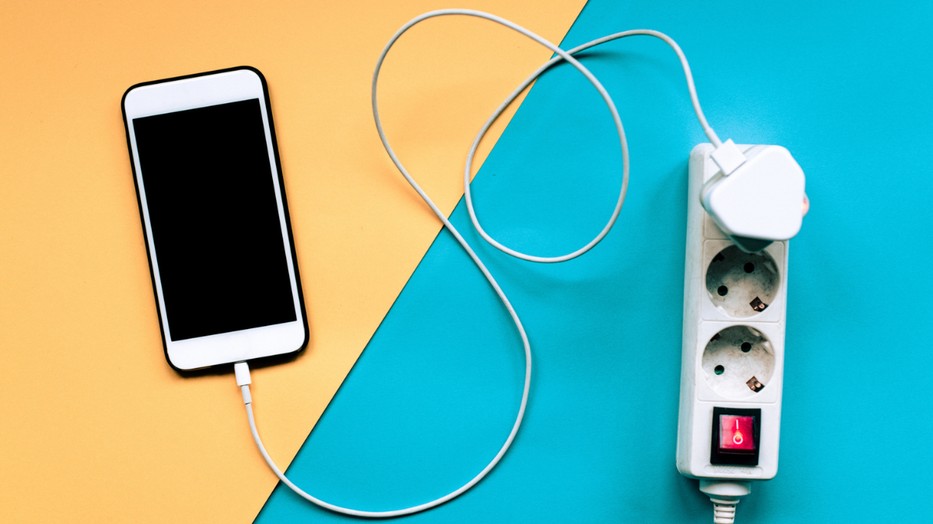 A lítiumion-akkumulátorok hosszú távon jobban „szeretik” a 20–80% közötti töltöttségi szintet, mint az állandó 100%-ot, ezért az éjszakai töltés nem a legoptimálisabb megoldás