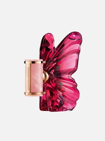 A Carolina Herrera univerzumába berobbanó La Bomba különleges, pillangó alakú üvege a szabadság és az önkifejezés örömét hirdeti, bátran ösztönözve viselőjét saját szárnyai kitárására. Ez a gyümölcsös-virágos kompozíció a modern nő szenvedélyes energiáját és merész magabiztosságát önti illatba, nem mindennapi magasságokba emelve a feltűnő és szabad egyéniséget. - La Bomba edp CAROLINA HERRERA 35 890 Ft/30 ml 