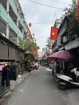 Átlagos utcakép Vietnámban: az épületek földszintjén leggyakrabban vagy étterem, vagy masszázs szalon lelhető fel