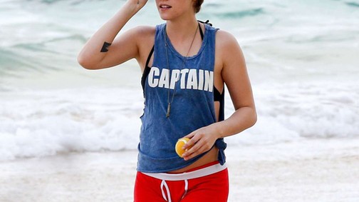 Csak semmi bikini! Kristen Stewart fiú boxerben pancsol