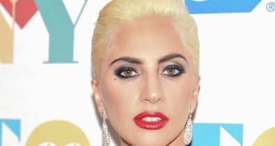 Lady Gaga az éj királynője ebben a szuper csinos ruhában