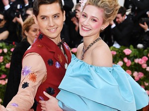Végre kiderült, miért szakított Cole Sprouse és Lili Reinhart ilyen váratlanul