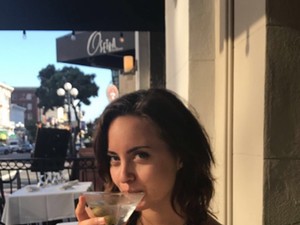 Ez a lány elvesztette a fél karját, de poént csinál az egészből