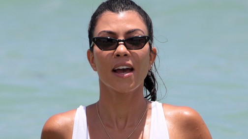 Kourtney Kardashian hófehér fürdőruhája őrületesen szexi