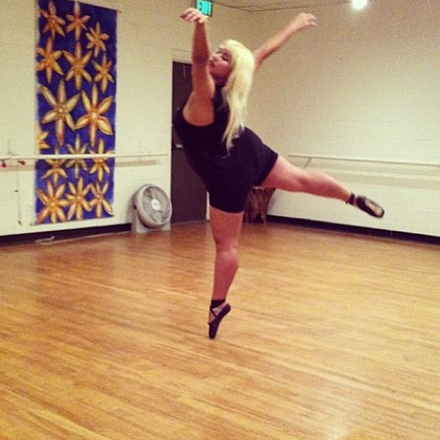 frostine shake, sztiptíz, duci, kövér, intagram, modell, tánc, balett, táncos, show, testalkat, hajlékony