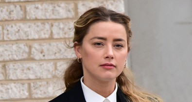 Amber Heard gyönyörű fotóval jelentette be, hogy a legnagyobb titokban ikrei születtek