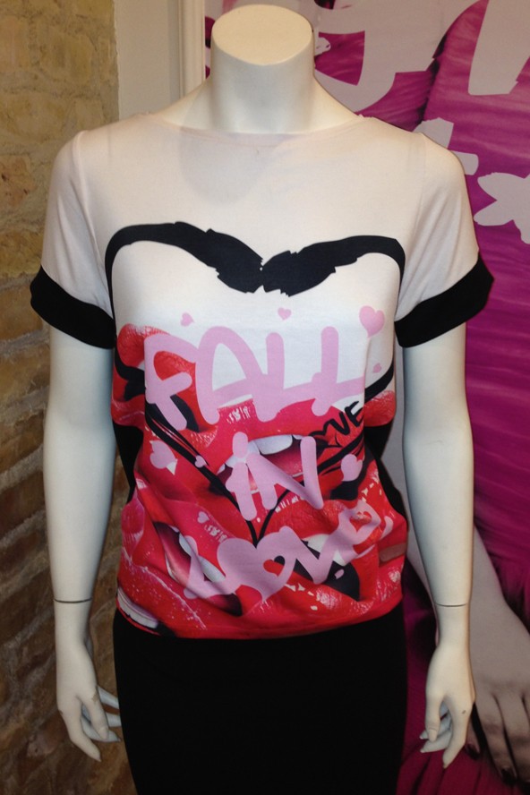 Az egyedi grafikák tervezésébe MissKK-t is bevonták. Látszik is!