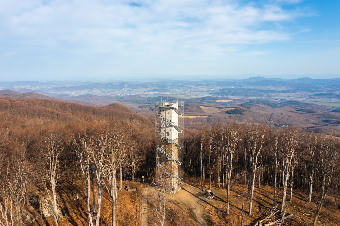 A Thuróczy Lajos-kilátó a Galyatető egyik csúcsán áll