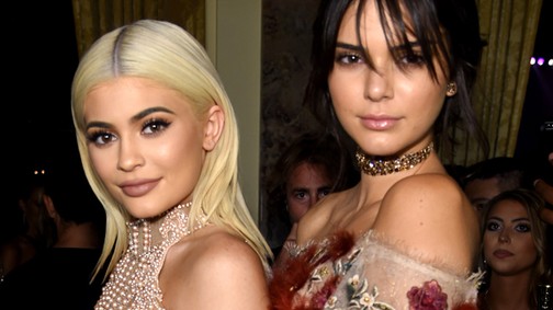 Így se láttuk még őket: Kylie és Kendall Jenner, mintha ikrek lennének ezen a fotón