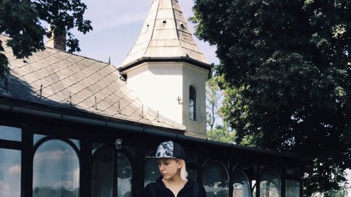 Punnany Massif klipforgatáson ma a sminkes