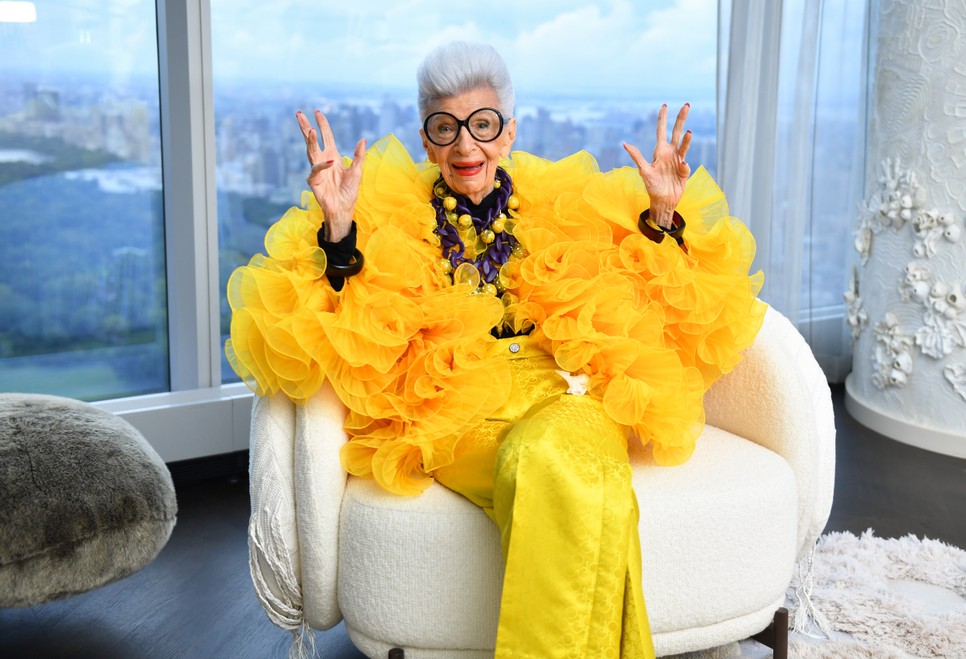 Iris Apfel imádta a színeket, véleménye szerint még a halottakat is feltámasztják