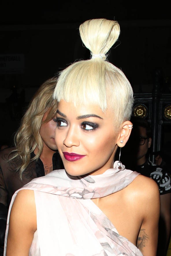 Ha nem vagy biztos benne, hogy jól áll neked a frufru, akkor cselezz úgy, mint Rita Ora. Magas lófarkad végét simítsd a homlokodba.