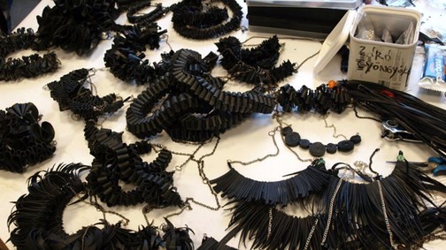 Így születik gyönyörű ékszerként újjá a bicikligumi