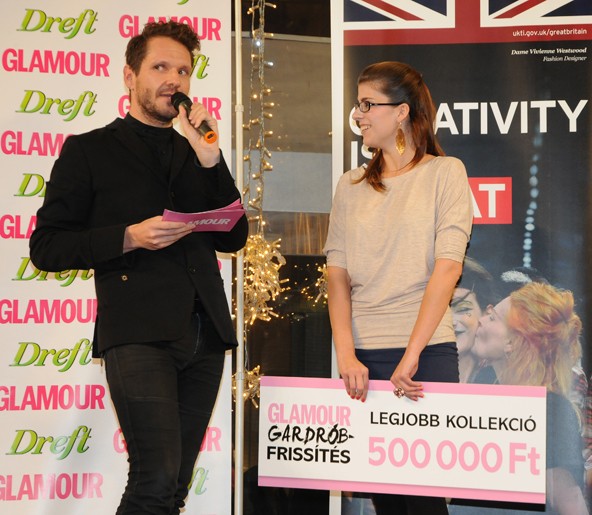 Lakatos Márk épp a legjobb kollekció tulajdonosát faggatja, aki félmillió forinttal gazdagodott