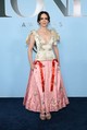 Sarah Paulson a tőle megszokott szofisztikált és drámai eklektikával érkezett a gálára, és egy elképesztően részletgazdag Erdem kreációban lépett a kamerák elé. Az Emmy-díjas színésznő ruhájának felsőrésze egy mélyen dekoltált, pezsgőszínű selyemfűző volt, amelyet finom virághímzések és strukturált vállmegoldások díszítettek. A mintás, mályvarózsaszín selyemszoknya, amelynek derekát kétoldalt élénkvörös szaténszalagok fogták össze, pedig feltette a pontot az i-re.