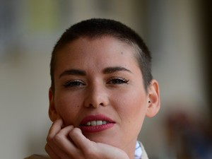 Anna egy lezser selyeminget választott a pénteki melegben