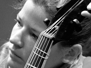 Térdhegedű a Müpában - Időutazó osztrák csillag