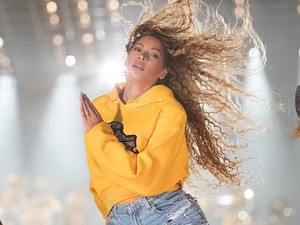 Beyoncé hatalmasat esett a színpadon, de a reakciója zseniális!