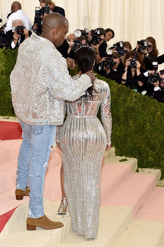 Kim Kardashian Kanye West oldalán a 2016-os Met gálán Balmain ruhában