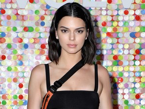 Kendall Jenner masszív hasizommal feküdt neki a bulizásnak