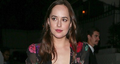 Micsoda dekoltázs! Dakota Johnson szexis ruhában bulizott