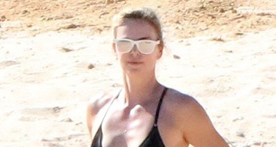 Charlize Theron fekete bikiniben lazul