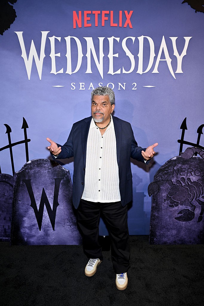 Wednesday apját, vagyis Gomez Addams-t Luis Guzmán alakítja - a haja a való életben nem fekete, hanem ősz. 