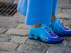 Minden jel arra utal, hogy a színes tornacipő 2023 őszén letaszítja trónjáról fehér vetélytársait