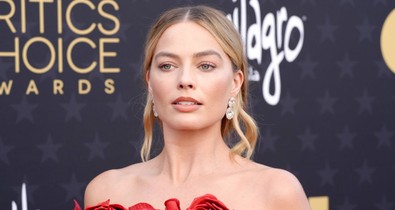 Margot Robbie felszabadította a melleit a vörös szőnyegen