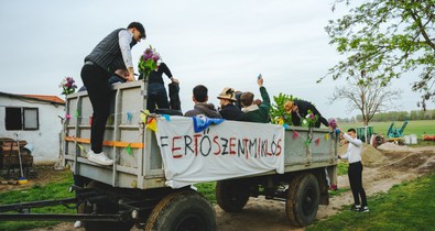 A húsvéti locsolkodást eddig ciki volt szeretni, a fiatal magyar fotós képeinek hála új értelmet kap a hagyomány