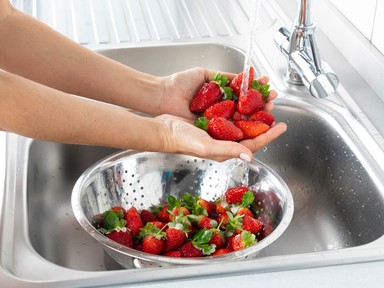 Egyáltalán nem mindegy, hogyan mosod meg a zöldségeket és a gyümölcsöket, szakértő figyelmeztet a megfelelő módszer fontosságára