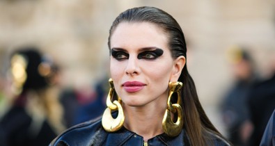 Julia Fox merész szettel tisztelgett Diana hercegné előtt