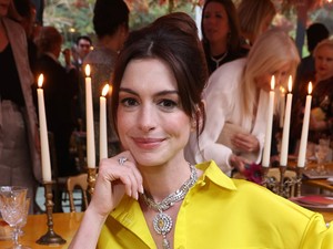 Anne Hathaway gigantikus inge a legjobb választás nyárra