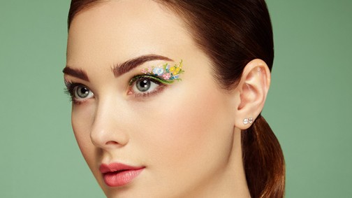 Nem undoritó, nem obszcén, egyszerűen csak csodaszép az új tusvonal-trend!